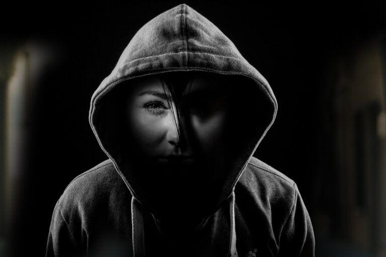 Kryzys tożsamości – co to znaczy i jak odzyskać równowagę?