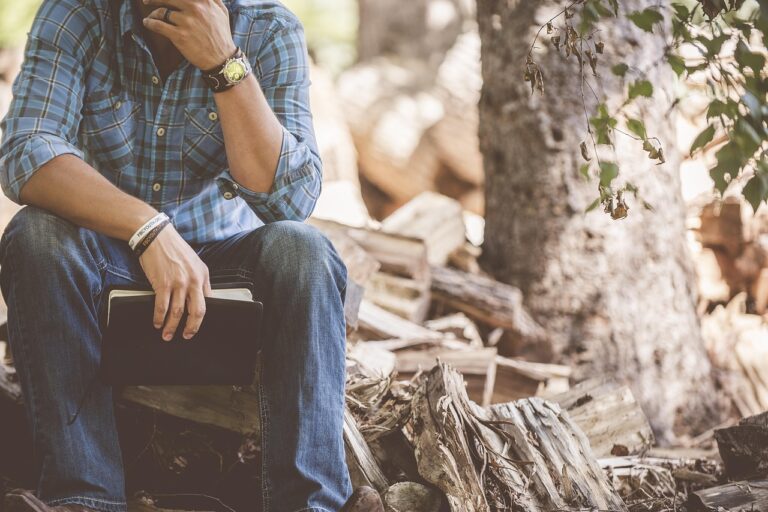 Psychoterapia dla introwertyków – jak przełamać lęk przed mówieniem o sobie?